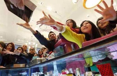 毛刷塞进嫩b中国人依然爱赴日旅游 消费已由爆买转向网购